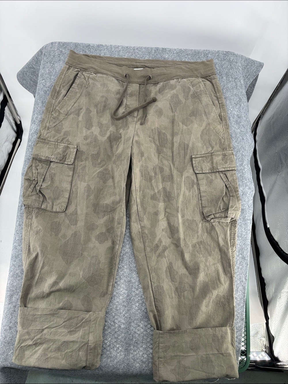 James Perse Olive Camo roll up capri Cargo Pants size 3 (L)  Supima cotton